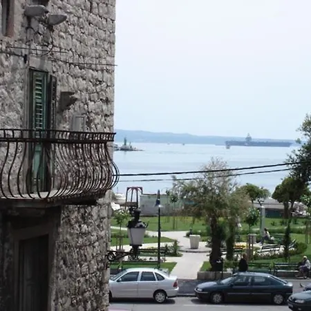 Bruno Centre And Split