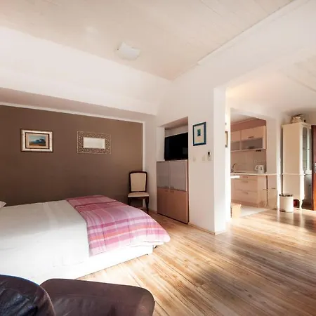 Bruno Centre And Split