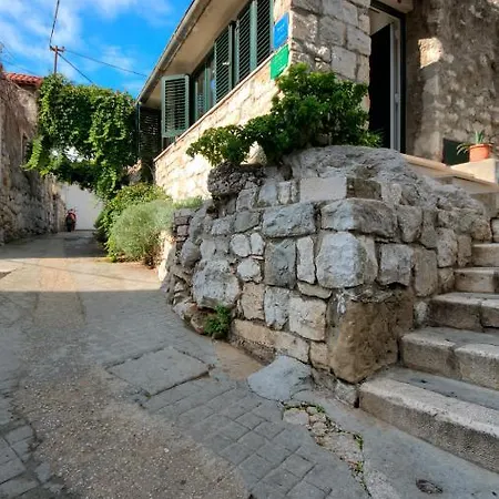 Bruno Centre And Split