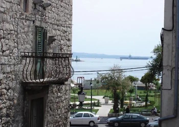 Bruno Centre And Split