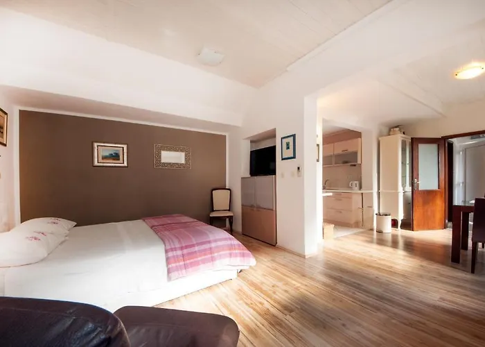 Bruno Centre And Split